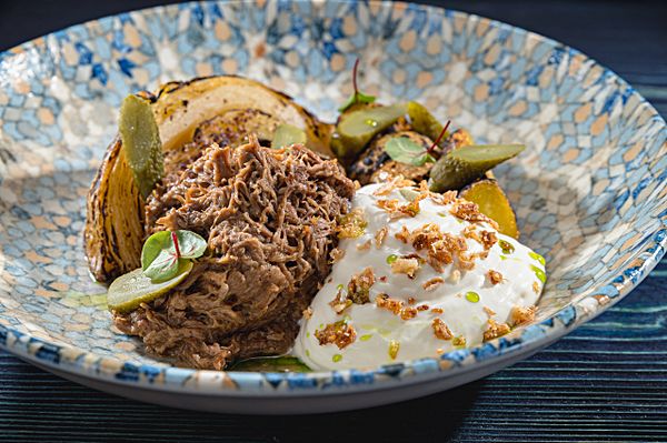 Томлёная говядина с печёным картофелем и муссом из пармезана