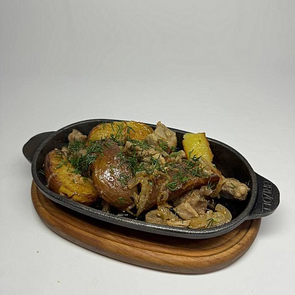 Сковородка со свининой и картофелем