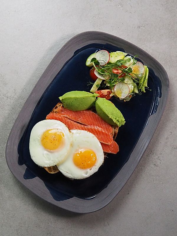 Глазунья с лососем и авокадо-тостами