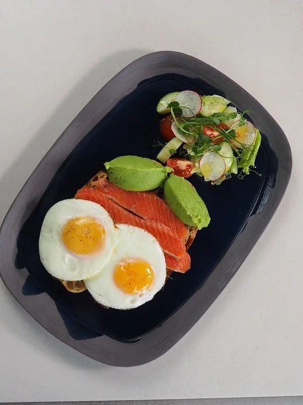 Глазунья с лососем и авокадо тостами