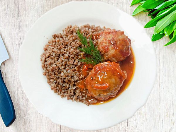 Тефтели с гречневой кашей