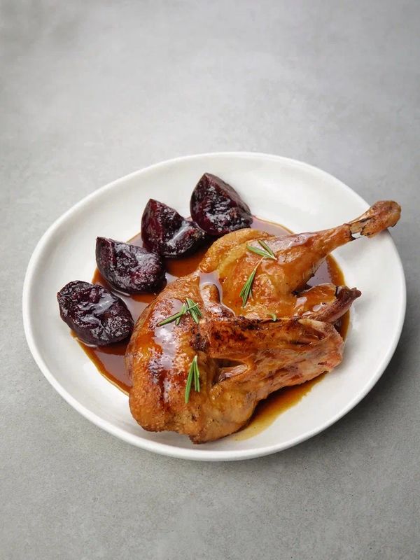 Половина запечённой утки с соусом демигляс и карамелизированными мандаринами