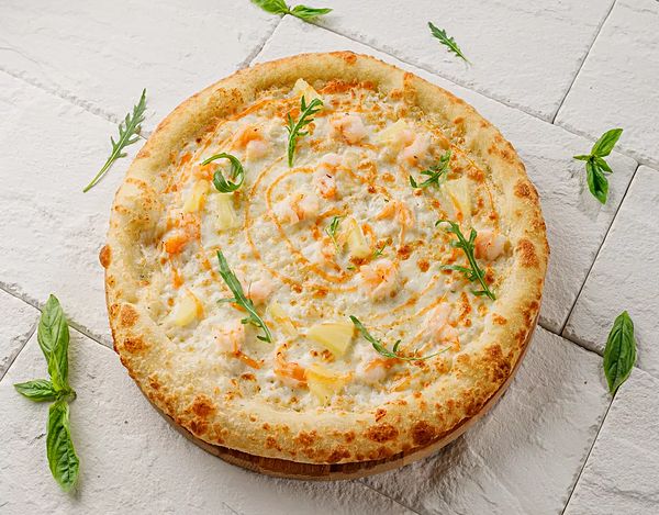 Пицца с креветкой и ананасом