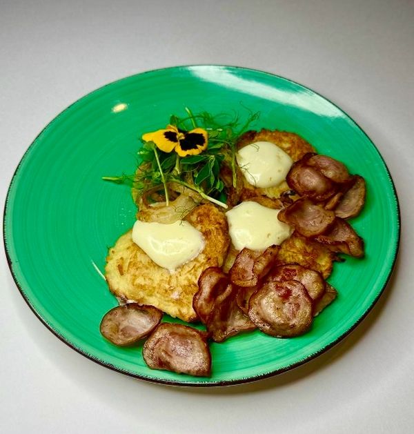 Драники с ветчиной, сыром сливочным и луком хрустящим