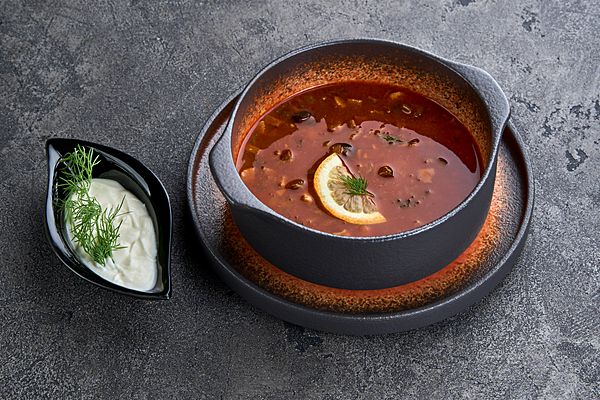 Солянка сборная мясная со сметаной