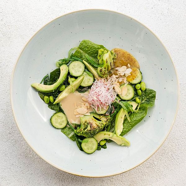 Зеленый салат с ореховой и медово-горчичной заправкой