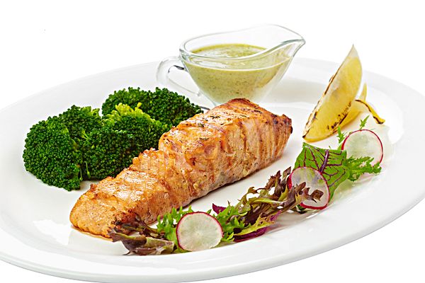 Семга на гриле с брокколи