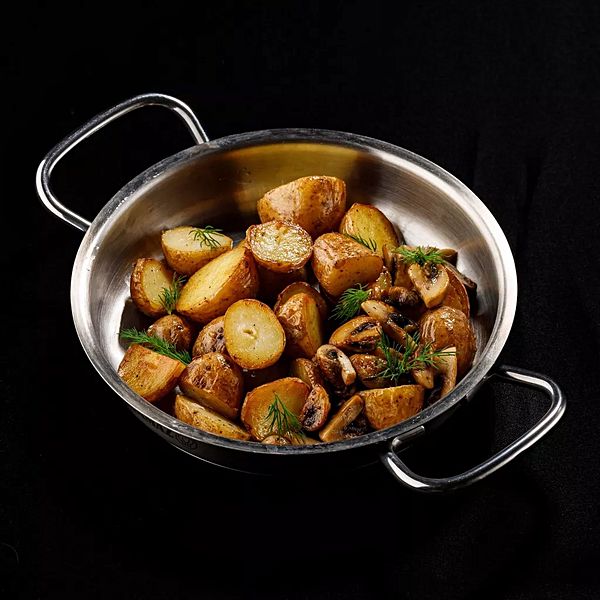 Молодой картофель с грибами