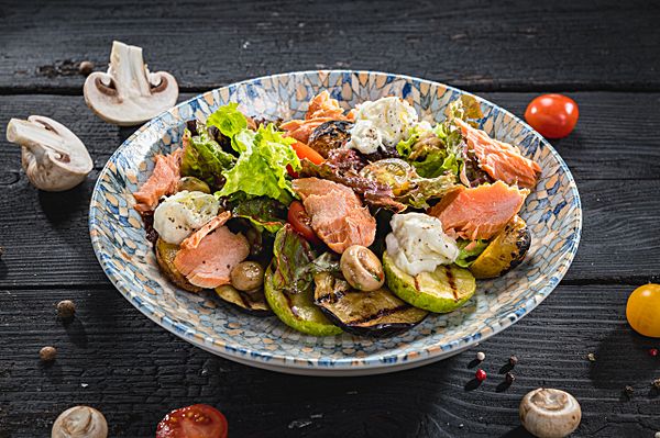 Салат гриль с лососем Каталония
