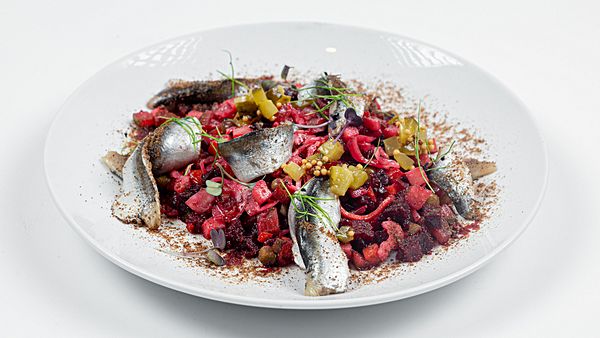 Фирменный винегрет с печёными овощами и балтийской килькой