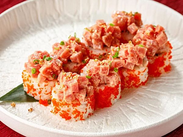 Ролл с тар-таром из тунца, тобико и авокадо