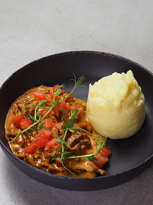 Бефстроганов с пюре или гречей из фермерской говядины с томатами конкассе