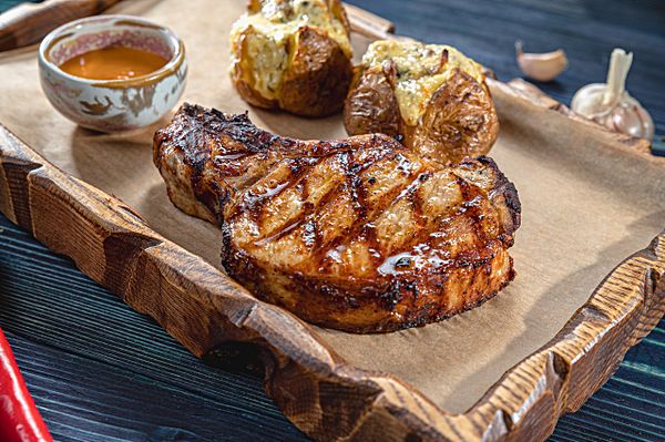 Свиной стейк с запеченным картофелем и соусом халапеньо