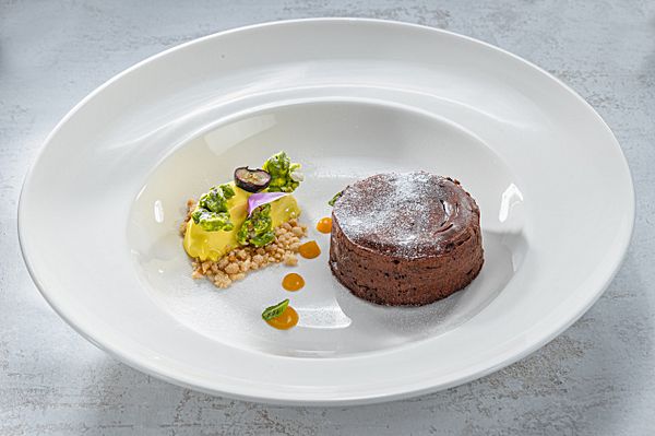 Шоколадный фондан с мороженым из кукурузы