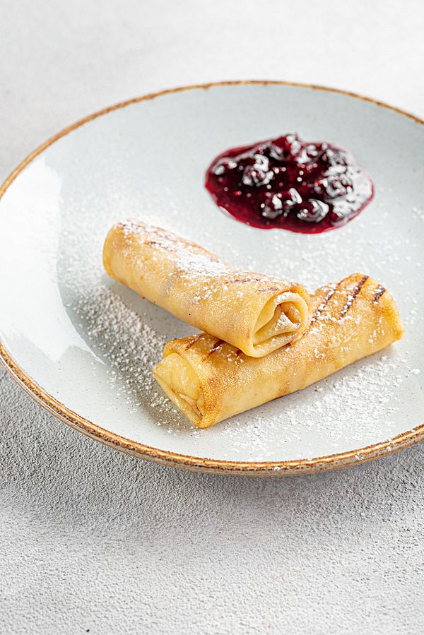 Блинчики с творогом и ягодным конфитюром