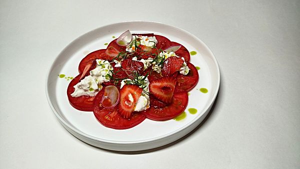 Свежие томаты со страчателлой и клубникой