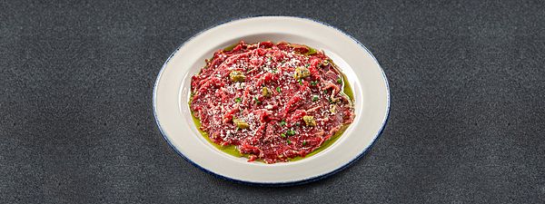 Карпаччо из рибая с трюфельной заправкой и сыром пармезан