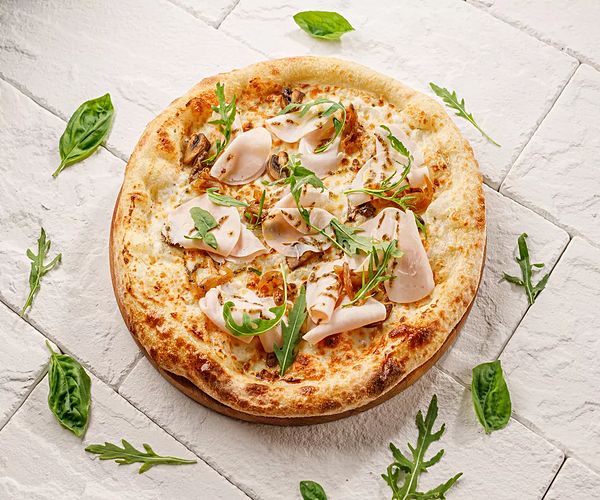 Пицца с индейкой и трюфельной заправкой