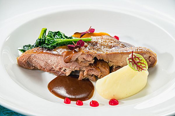 Утиная ножка с морковным пюре и шоколадным демигласом