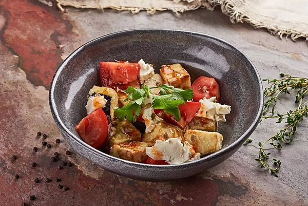 Салат с хрустящим баклажаном и сливочным сыром