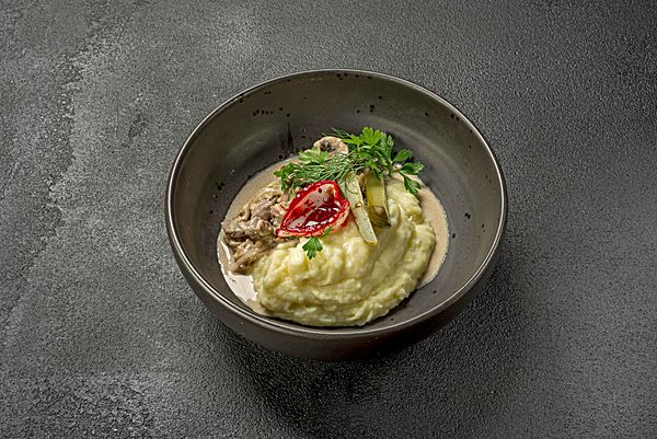 Бефстроганов из говяжьей вырезки с гречкой/пюре