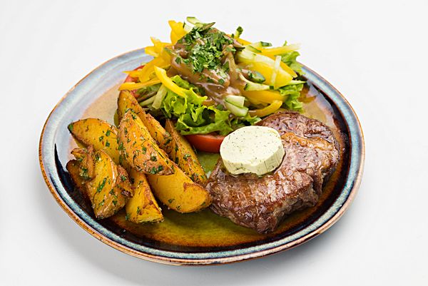 Стейк стриплойн со сежим салатом и картофелем по-домашнему