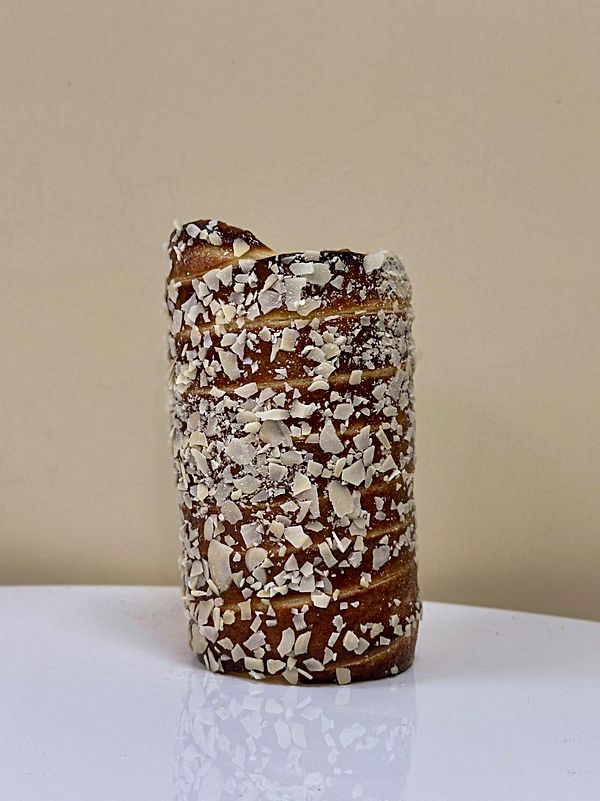 Трдельник с присыпкой миндального ореха