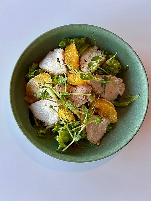 Салат с куриной грудкой и апельсином