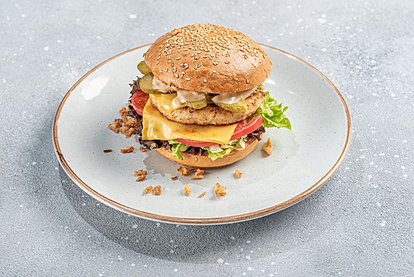 Бургер с куриной котлетой и сыром чедер
