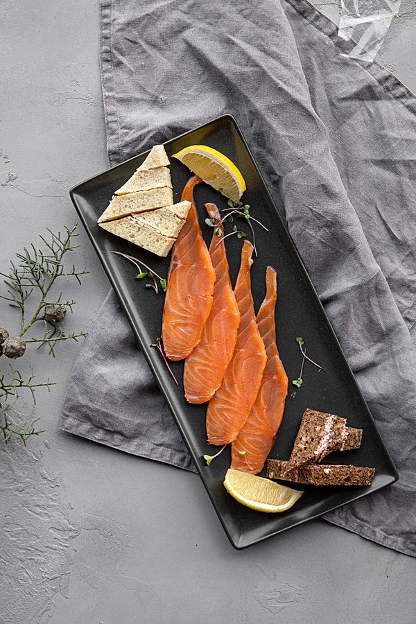 Семга шеф-посола с пикантным слоеным хлебом