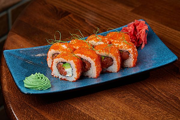 Ролл с лососем и авокадо