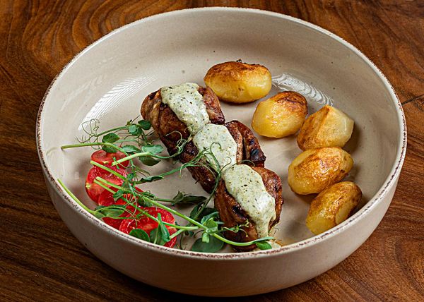 Стейк из свиного ошейка с салатом и домашним картофелем