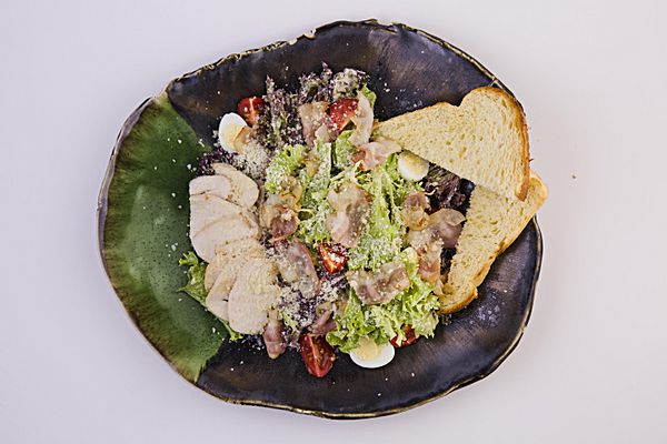 Салат Цезарь с курицей и беконом