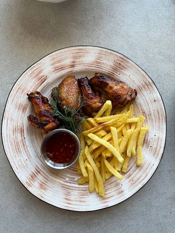 Крылья куриные в азиатском стиле с картофелем фри и свит чили