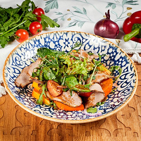 Салат с печеной уткой, хурмой и ореховым соусом