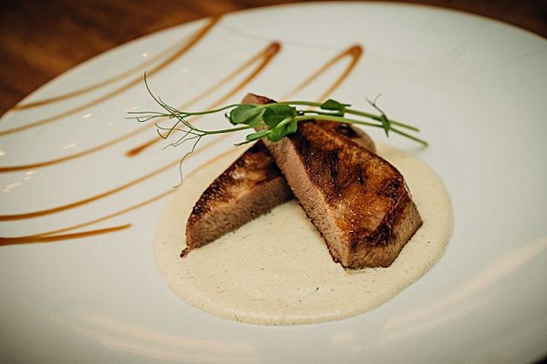 Стейк из языка со сливочно-диджонским соусом