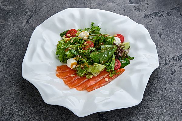 Салат с форелью слабой соли и пикантной манговой заправкой