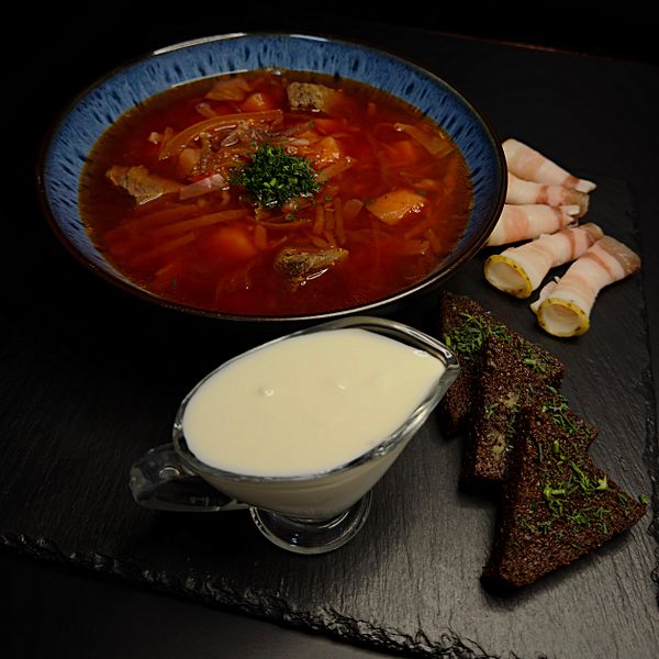 Борщ с салом, гренками и сметаной