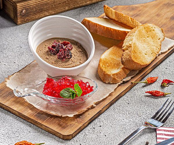 Паштет из куриной печени с ягодным мармеладом и гренками