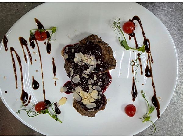 Медальоны из телятины с ягодным соусом