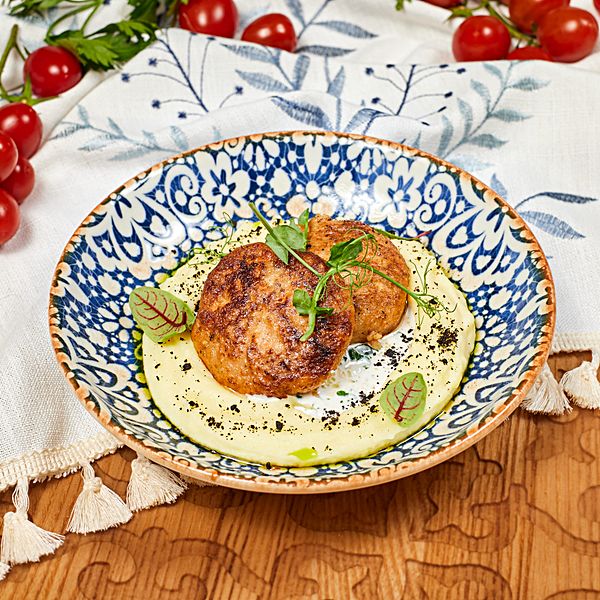 Рыбные котлеты с картофельным пюре и шпинатом