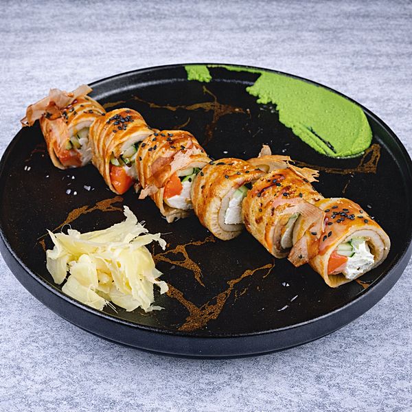 Ролл в омлете с лососем