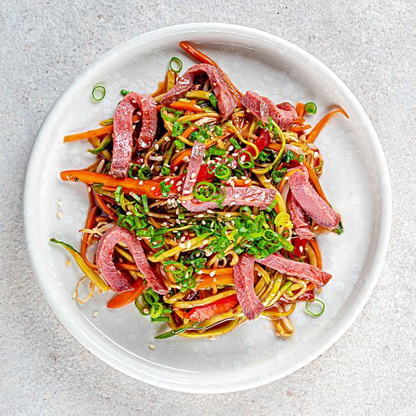 Азиатский салат с говядиной