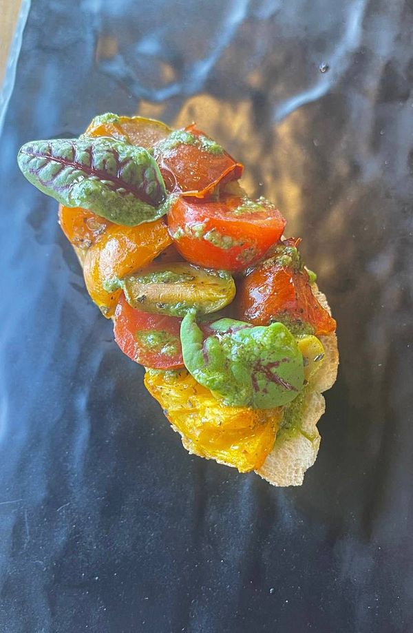 С печеными томатами и песто