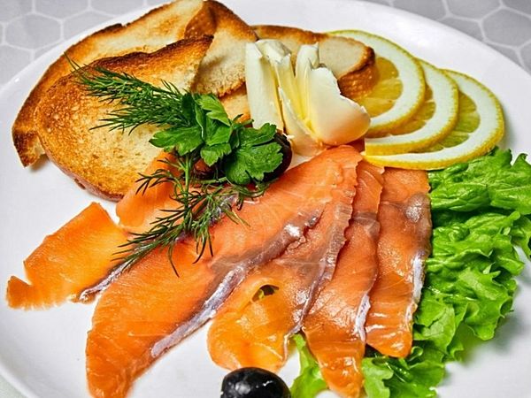 Лосось малосольный с тостами