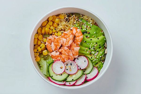 Боул с креветкой и авакадо