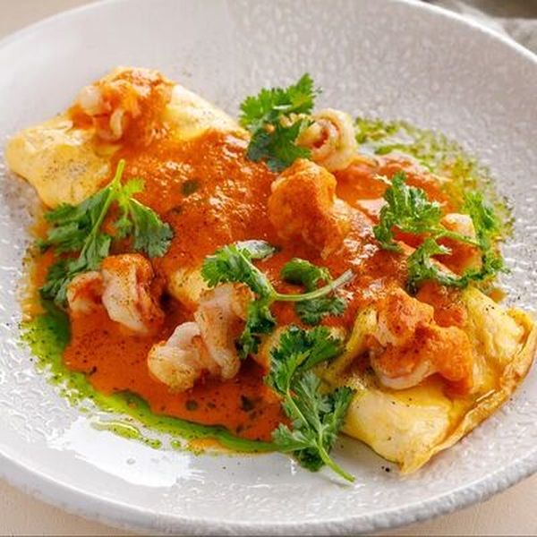 Омлет с креветками и соусом Биск