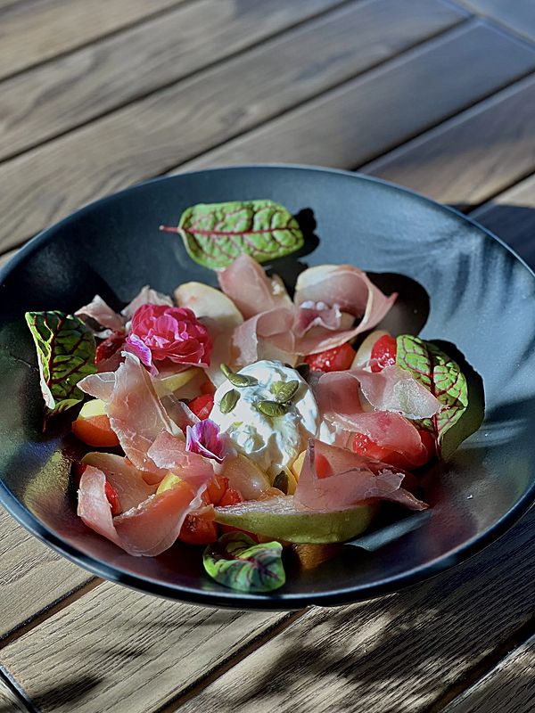 Салат с хамоном и страчателлой