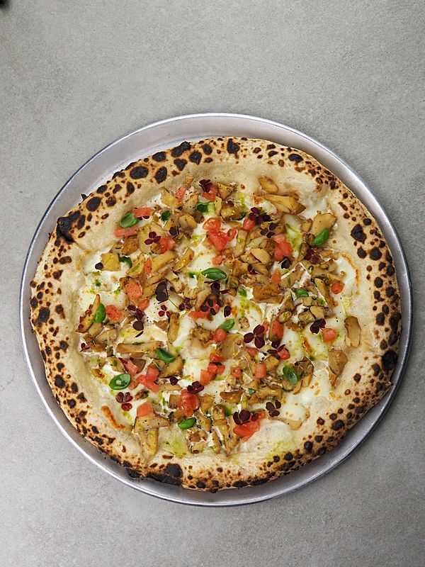 Пицца с крымскими рапанами и сыром скаморца