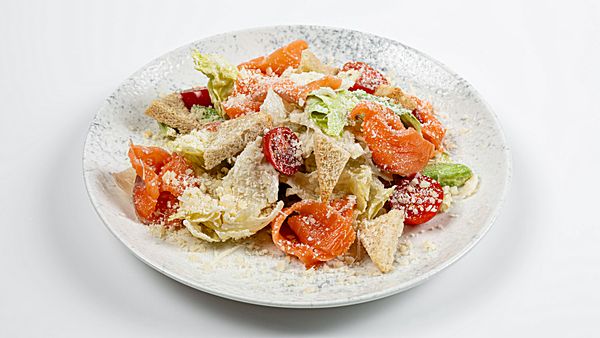 Салат цезарь со слабосоленым лососем